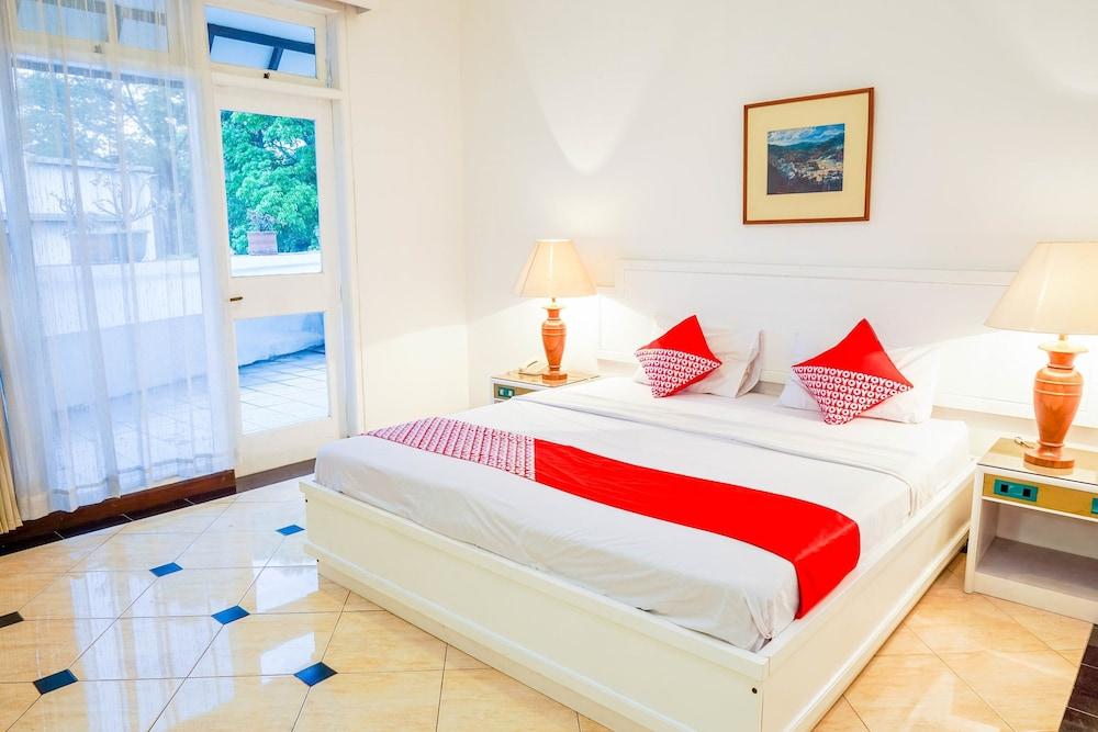 Hotel Utari Dago Bandung Buitenkant foto