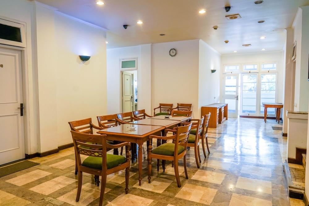 Hotel Utari Dago Bandung Buitenkant foto